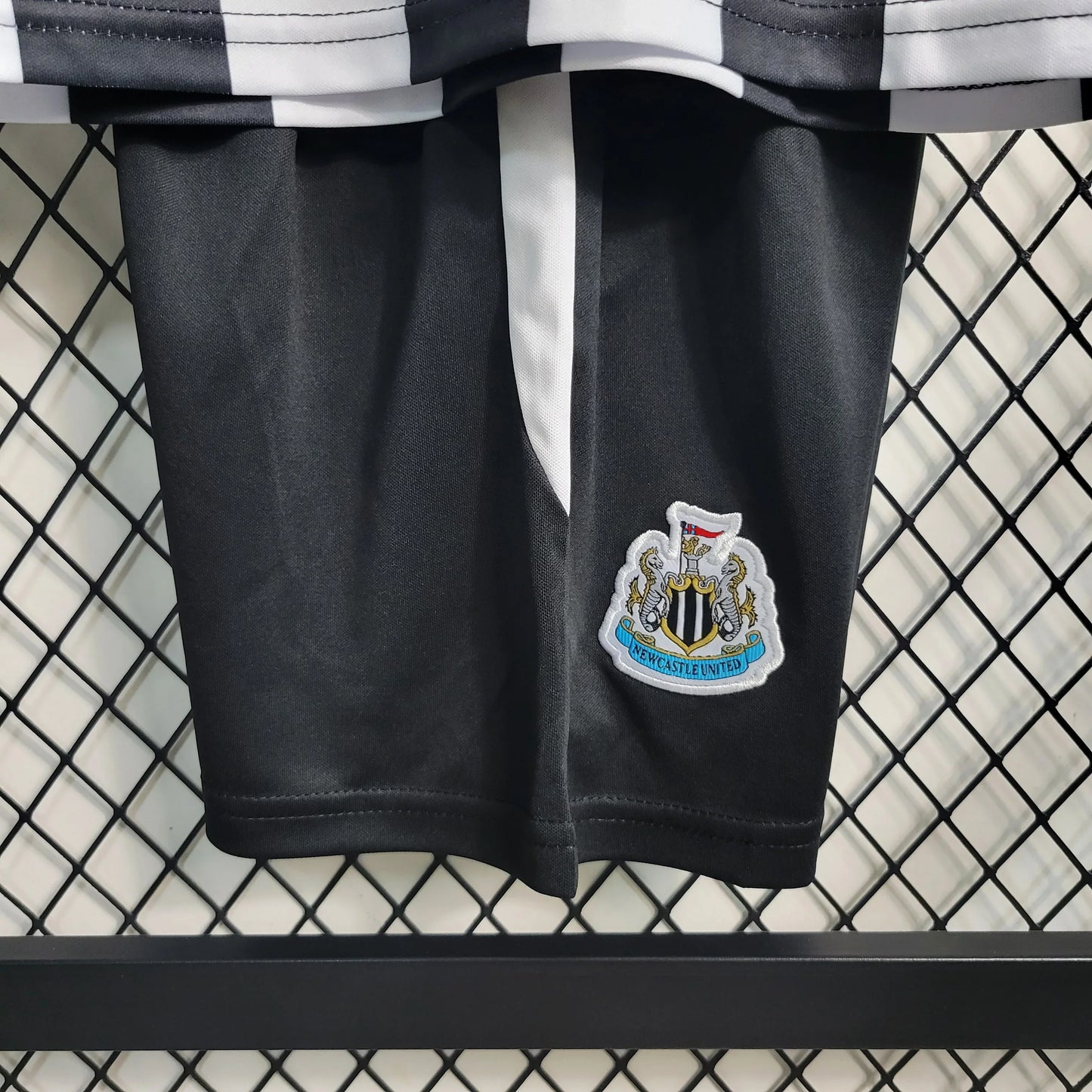 Kit Criança Principal Newcastle 2023/24